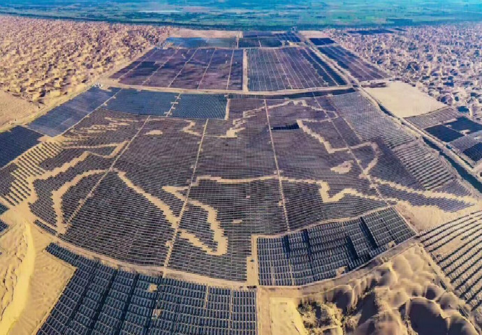 19.6萬塊光伏板拼成能發電的“沙漠駿馬”