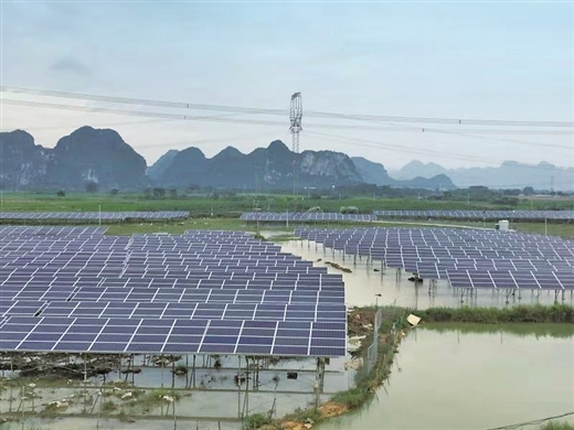 上林縣白圩鎮玉峰村的集中式光伏扶貧電站